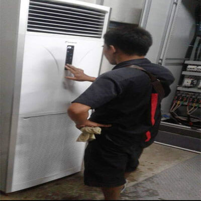 Teknisi ac standing atau gedung